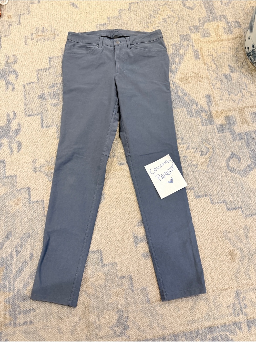 Men’s lululemon pants size 31 in waist in gray Blue color. Inseam 32.5 in